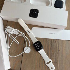 Apple Watch Series 5 Space Gray Aluminum Case GPS 40mm